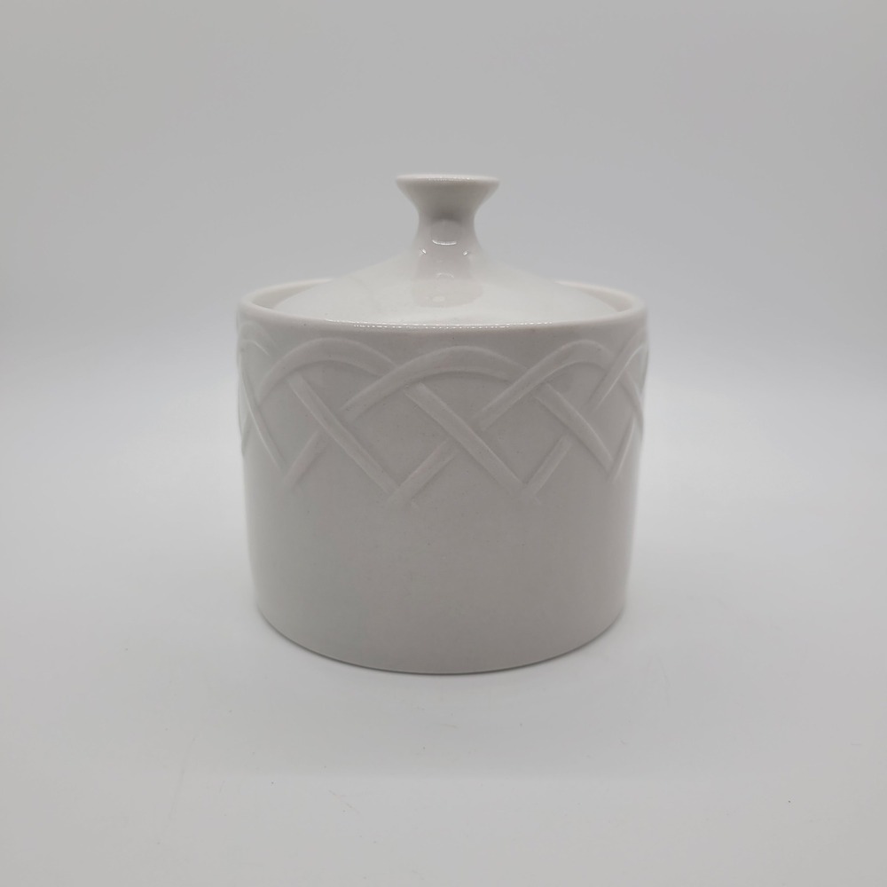 Oneida Picnic White Stoneware Sugar Bowl with Lid Embossed Basketweave Pattern - Picture 3 of 9